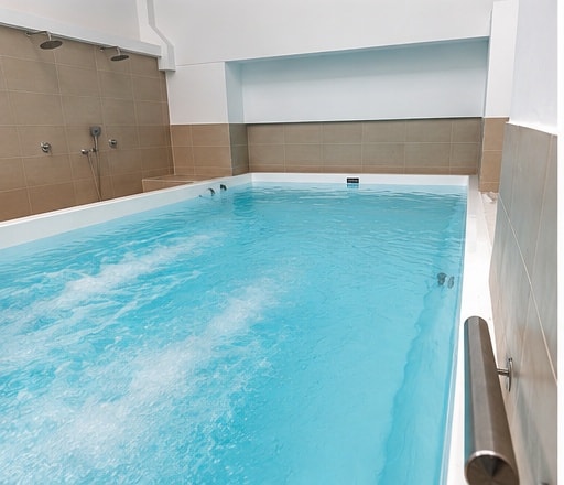 Piscina de hidroterapia Praxia — sistema de hidromasaje